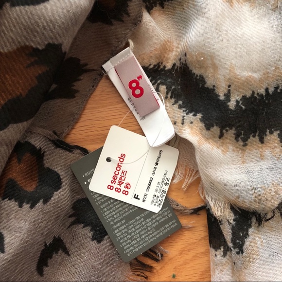 NWT Cheetah Print Tiger Stripes Scarf - Picture 3 of 3